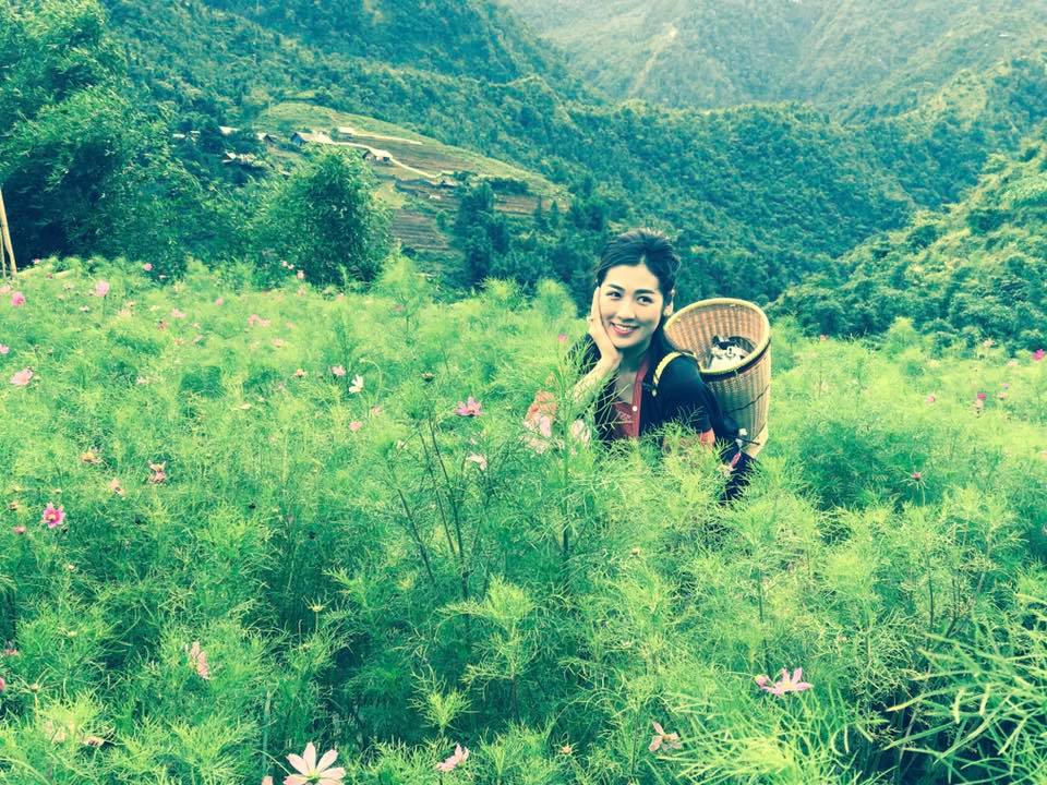 Á hậu Tú Anh đến thăm bản Cát Cát