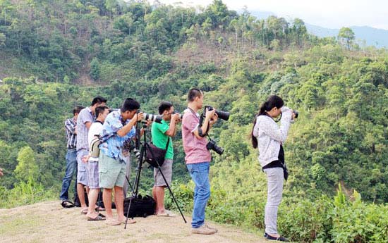 Giới trẻ đua nhau lên vùng cao Lào Cai ngắm ruộng bậc thang mùa cấy