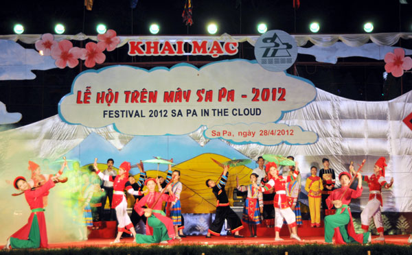 Tưng bừng khai mạc Lễ hội trên mây Sa Pa 2012