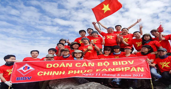 Du khách tham gia tour leo núi chinh phục đỉnh Fansipan tăng cao
