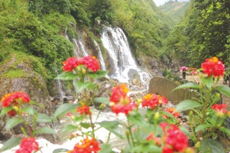 Dừng chân ở bản Thác nước đẹp