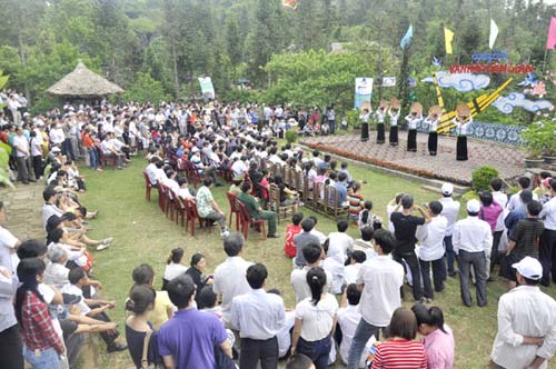 Gần 3 vạn du khách đến với Lễ hội trên mây Sa Pa 2013