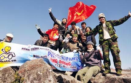 Du khách chinh phục đỉnh Phan Xi Păng tăng cao