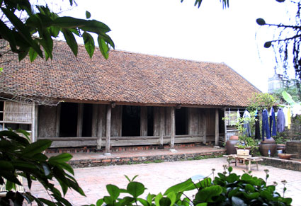 Mở cửa nhà dân đón khách vào