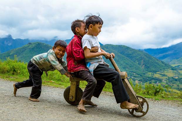 Trò chơi của trẻ em vùng cao ngày hè