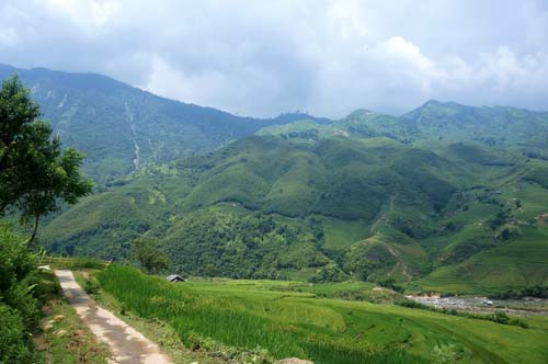 Con đường mòn nằm ven bờ những thửa ruộng bậc thang và len lỏi dưới chân các dãy núi trập trùng.