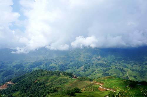Mây trời và núi non nơi này như hòa quyên vào nhau tạo nên một vẻ đẹp quyến rũ khó quên. Sa Pa nhờ đó được gọi là
