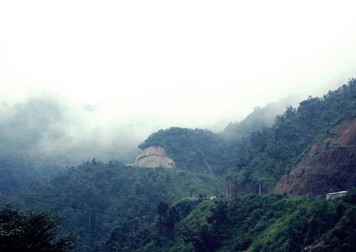 Một đoạn đường đi lên thác Tình Yêu mơ màng giữa màn mây và sương sớm.